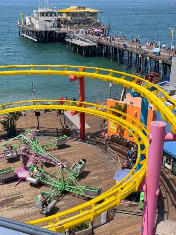 žlutá dráha a molo plné lidí v pozadí