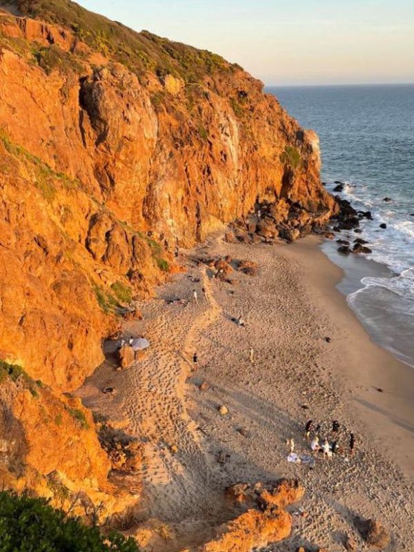 Point Dume v Malibu, záběr na pláž s odrazem slunce