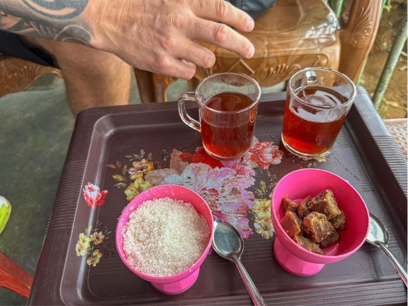 šálek lipton čaje na Srí Lance servírovaný na tácu s cukrem