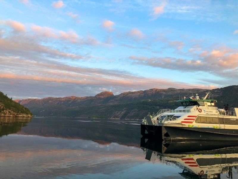 Trajekt plující v Norsku pod modrou oblohou