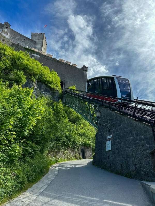Velká lanovka vyjíždí vysoko k hradu v Salzburku