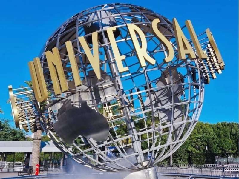 velká stříbrná zeměkoule se zlatým nápisem UNIVERSAL