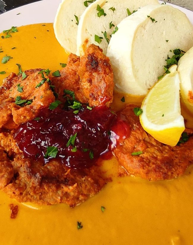 Česká veganská svíčková s knedlíky a náhradou masa