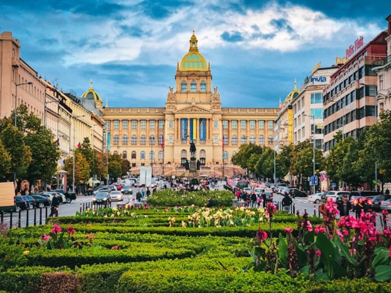 Václavské náměstí v Praze s barevnými záhony plnými květin uprostřed náměstí