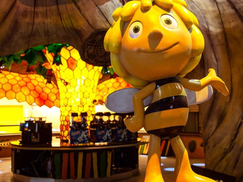 Včelka Mája pózuje v Majalandu