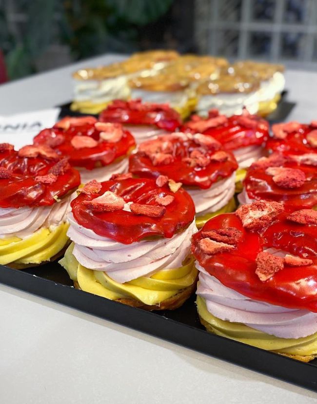 Barevné veganské věnečky žluto-růžové s červenou polevou nahoře