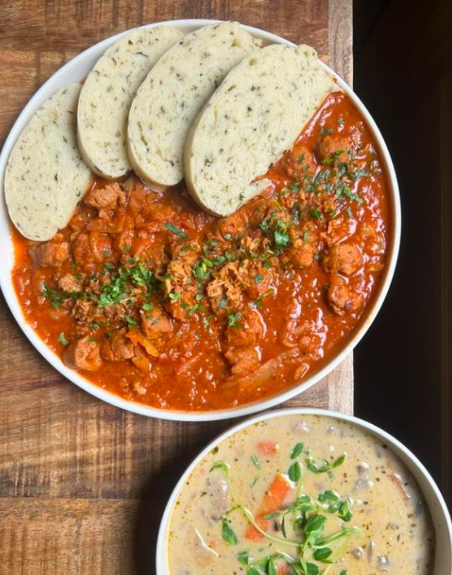 Veganský segedín s houskovým knedlíkem