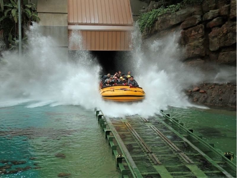 žlutá loď projíždí vodou v Universal Studios v Los Angeles