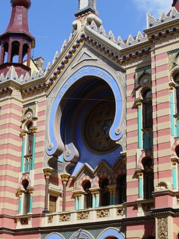 Zajímavé ornamenty na historické budově v Židovské čtvrti