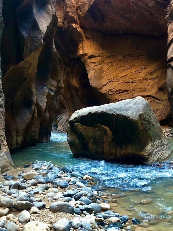 Zion Hikes velký balvan uprostřed stezky přes vodu v národním parku Zion