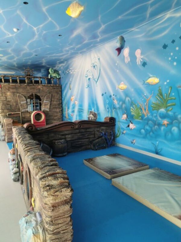 **Dětská herna v kempu připomíná podvodní svět.**