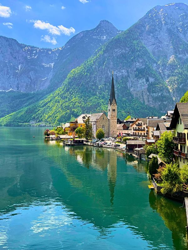 malebné městečko Hallstatt v Rakousku, obklopené jezerem a horami