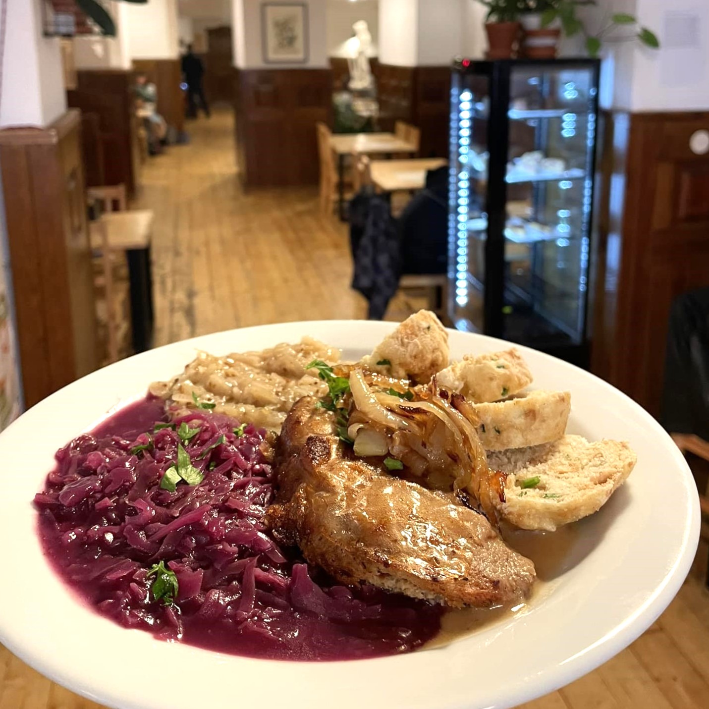 Veganské knedlo–zelo–vepřo s náhradou masa