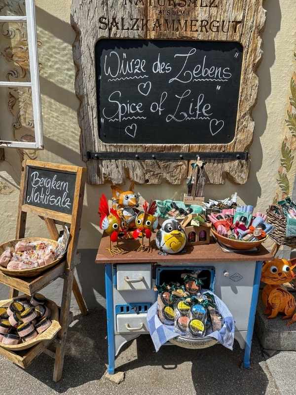 Venkovní obchod se suvenýry v Hallstattu