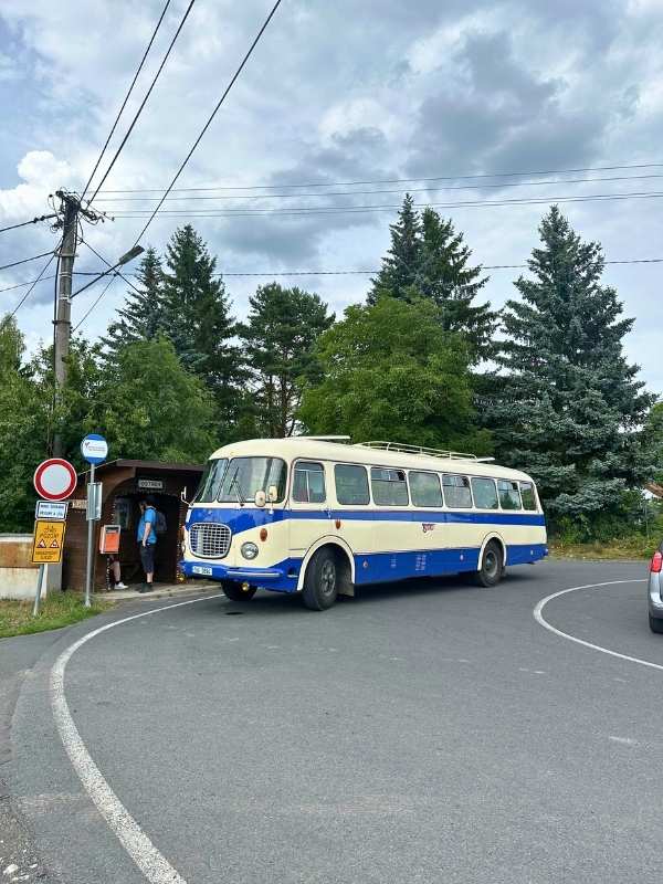 starý modrobílý autobus na zastávce v Seebergu