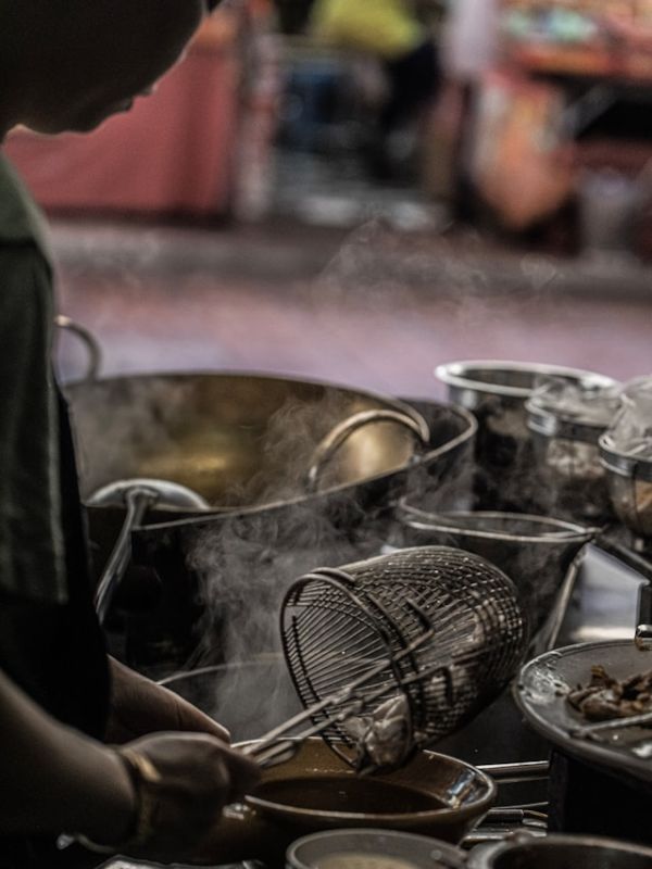 Jasně 🙂 Tady máš opravený alt text: Železné nádobí v Thajsku.