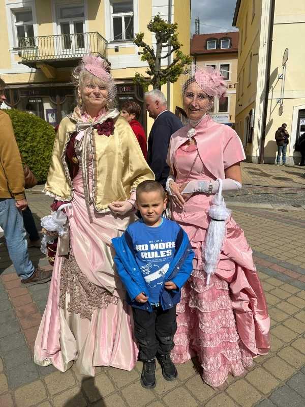 Ženy v dobových kostýmech šlechtičen a malý chlapec pózují ve Františkových Lázních.