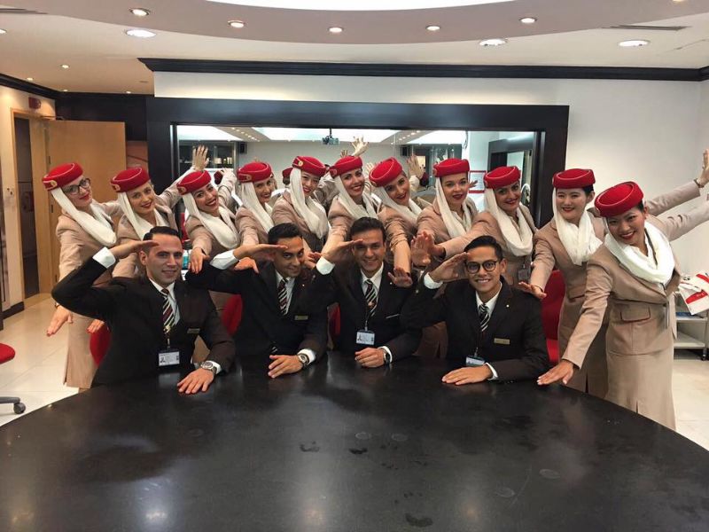 Posádka Emirates, piloti a letušky pózují pro společnou fotku