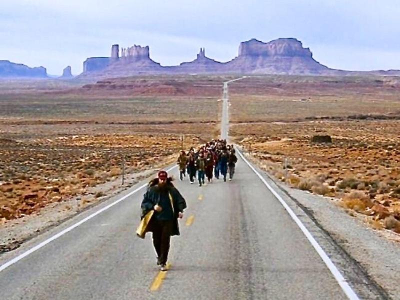 Forrest Gump běží před skupinou lidí v Utahu.