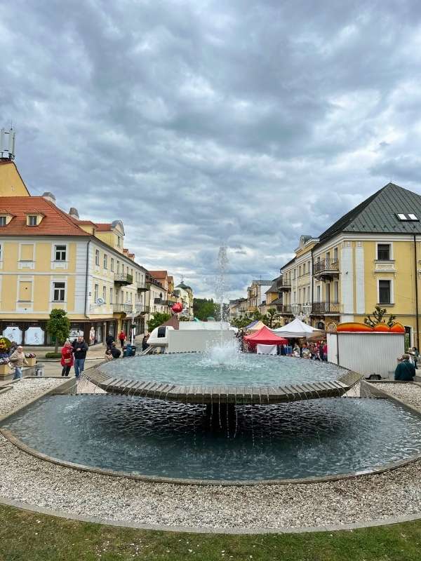 Fontána v ulici ve Františkových Lázních s žlutými domy.