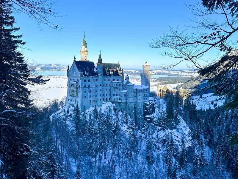 Zasněžený zámek na kopci.