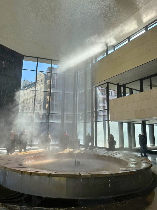 Vřídlo v Karlových Varech tryská do výšky uvnitř budovy.
