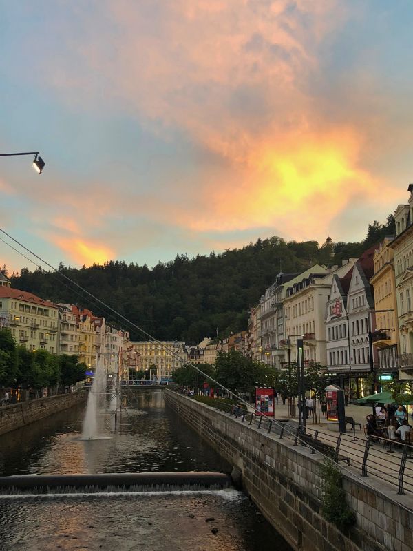 Soumrak podél řeky Ohře lemované budovami v Karlových Varech.