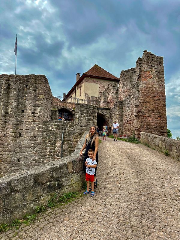 Žena a syn před vchodem do hradu Pecka