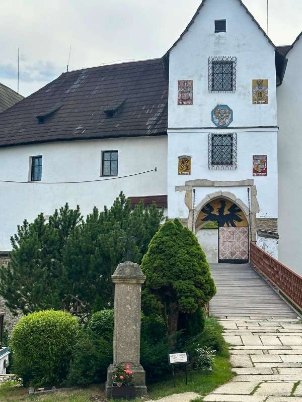 cesta ke vstupu hradu Seeberg