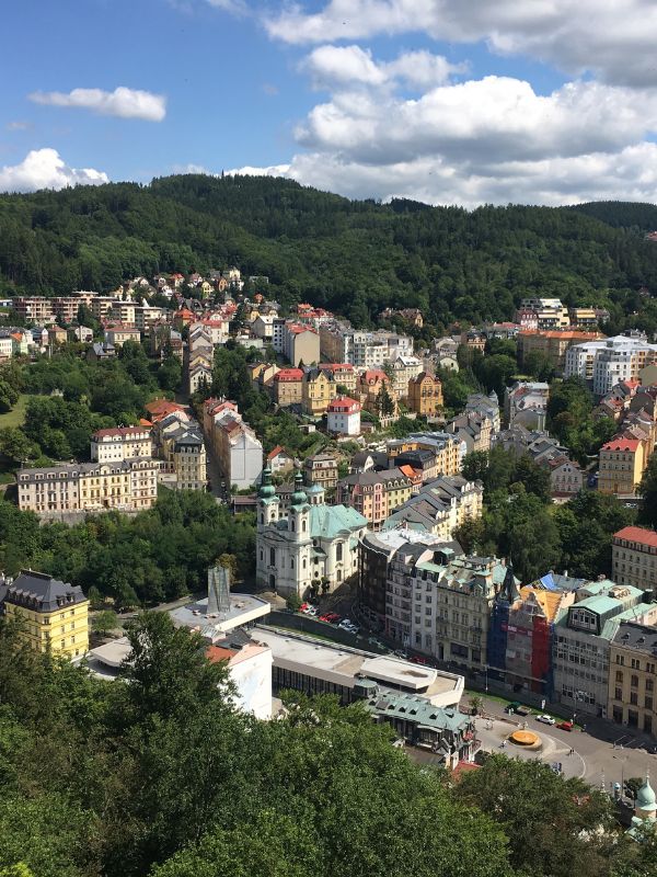Letecký pohled na Karlovy Vary.