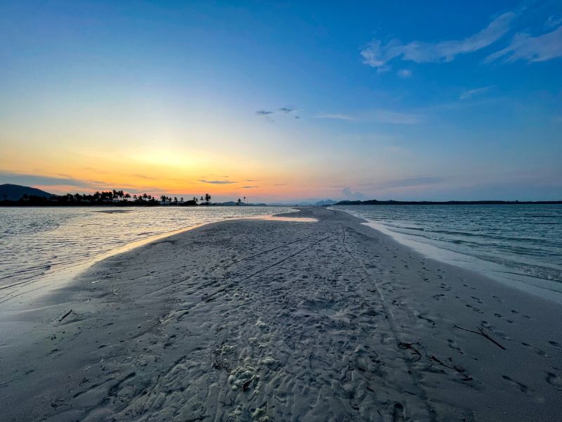 Úzký pruh pláže na Koh Yao Yai obklopený z obou stran oceánem.