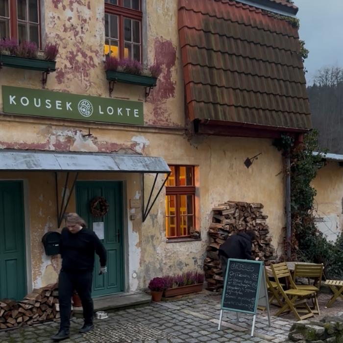 Rodinná restaurace kousek od Lokte ve starším domě.