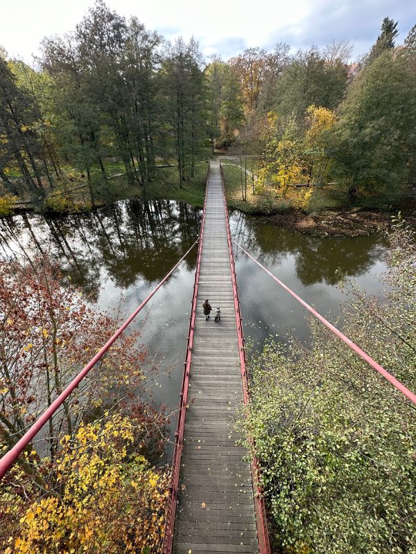 Dlouhá lávka přes řeku na Krajince v Chebu.