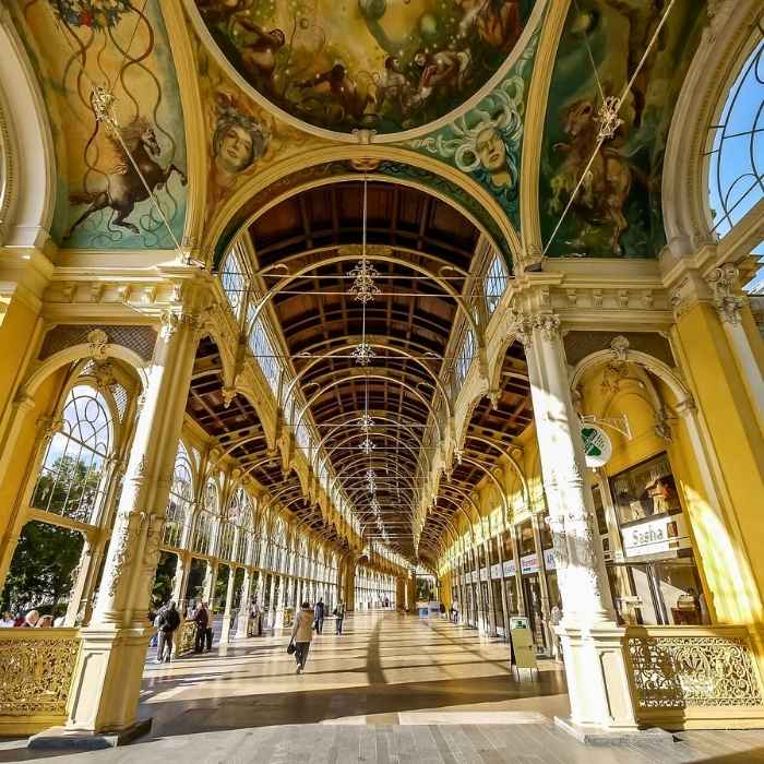 Žluté klenby kolonády v Mariánských Lázních.