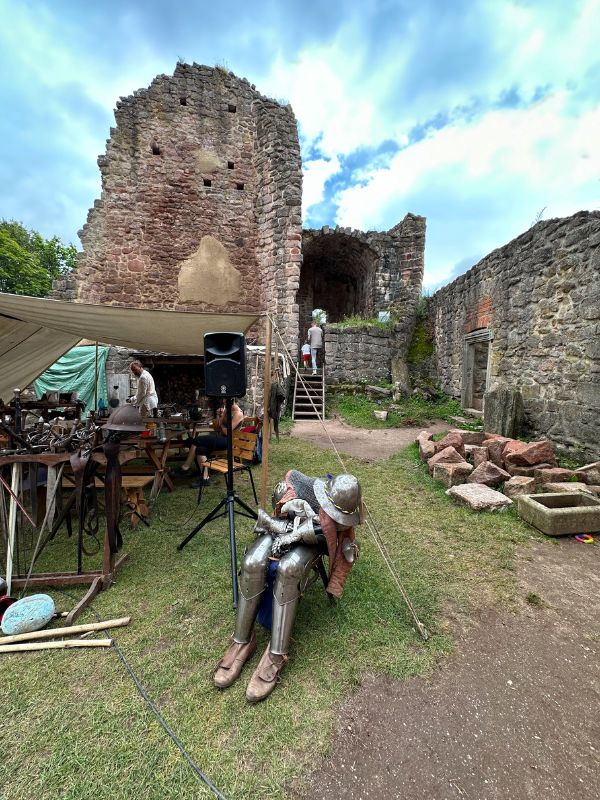 Brnění před hradem Pecka