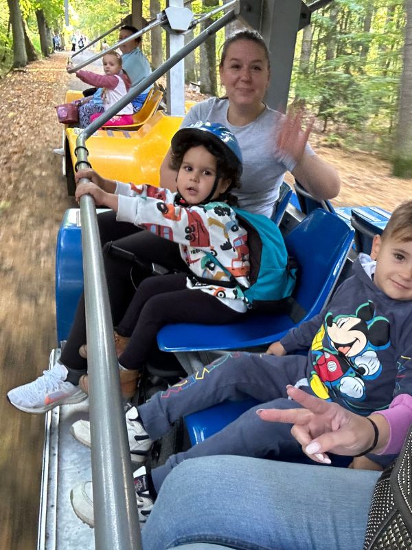 Žena a děti na vláčku z Františkových Lázní.