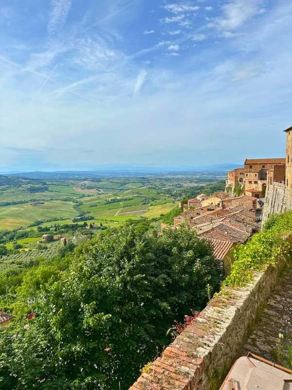Výhled z hradu do zelených luk.