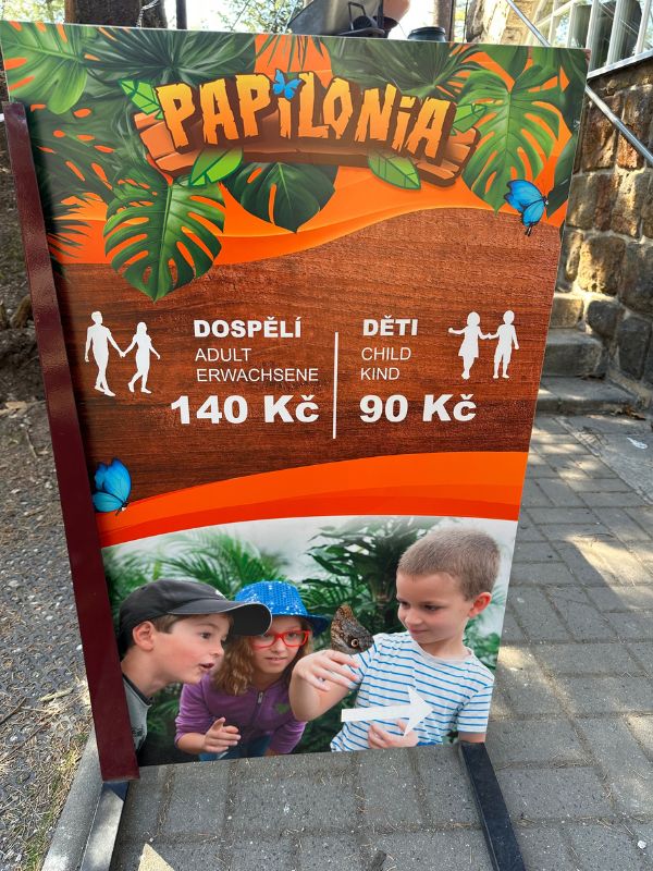 Cedule Papilonia s cenami v Karlových Varech.