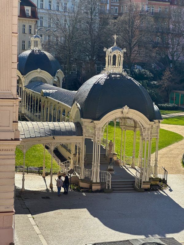 Železná konstrukce kolonády v Karlových Varech.