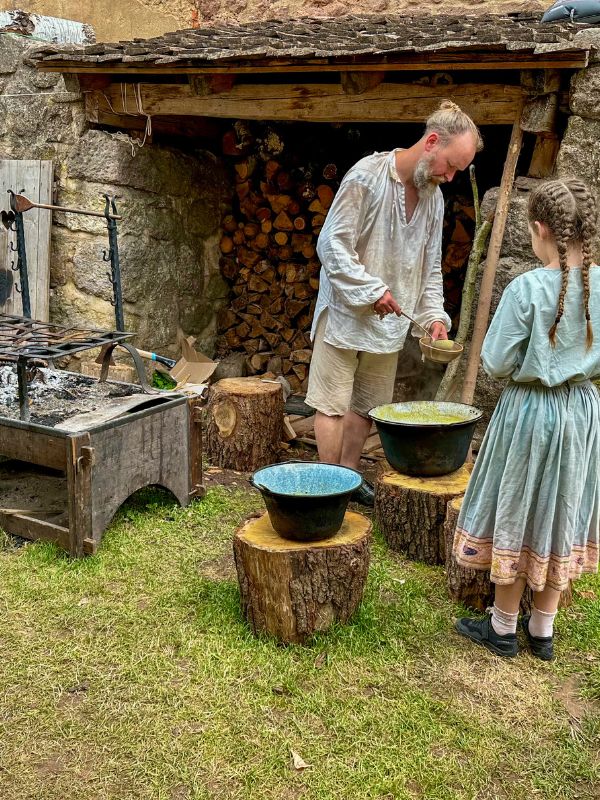 Žena a syn před vchodem do hradu Pecka