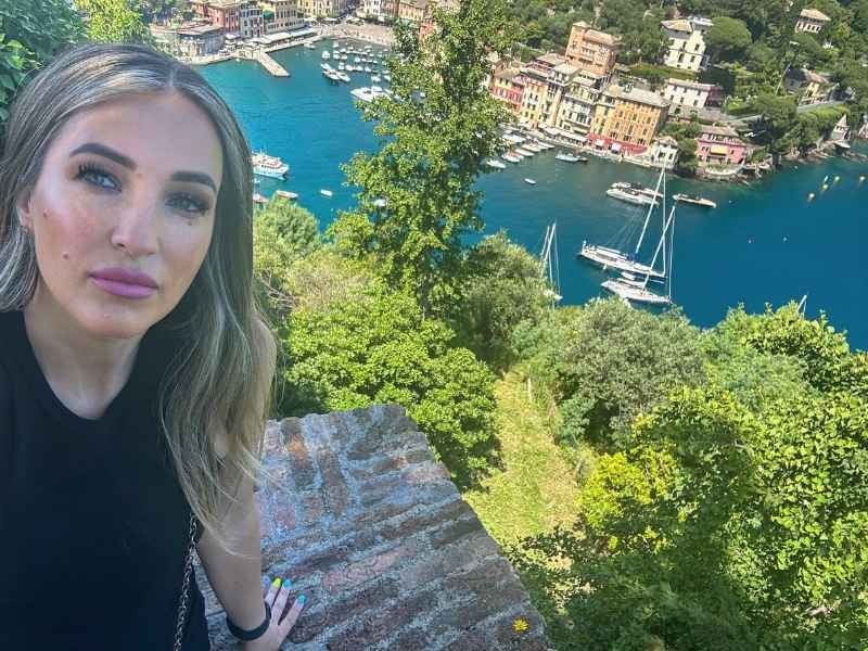 žena dělá selfie z výšky, pod ní je přístav Portofino