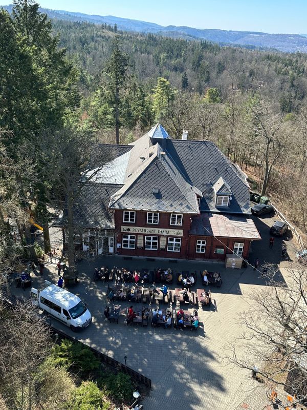 Výhled z Diany na restauraci Diana a okolní lesy.