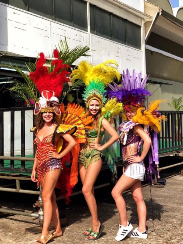 Tři ženy v barevných karnevalových kostýmech v Riu