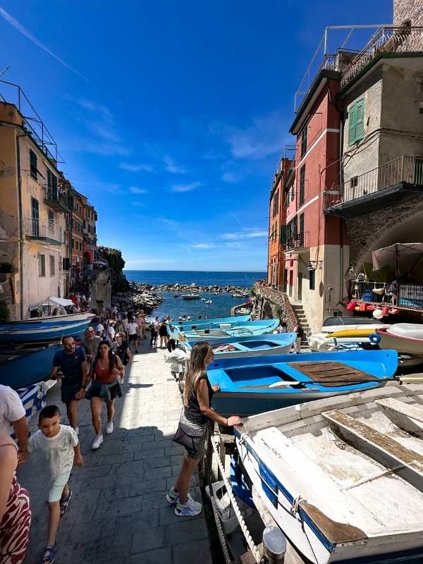 ulice v Cinque Terre s pár pramicek a lidmi v ulici
