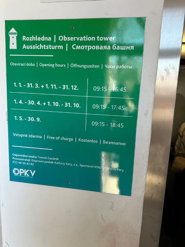Cedule s otevírací dobou rozhledny na Dianě.