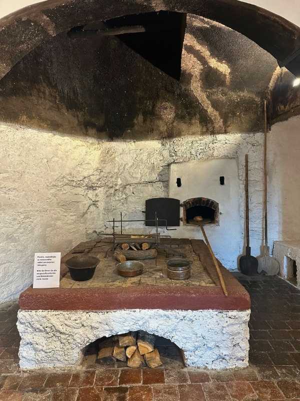 stará pec na hradě Seeberg s tradičním nádobím