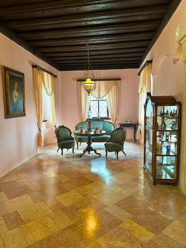 starověký pokoj v hradu Seeberg ukazuje, jak lidé žili dříve, pokoj je v růžové barvě a obsahuje základní vybavení té doby