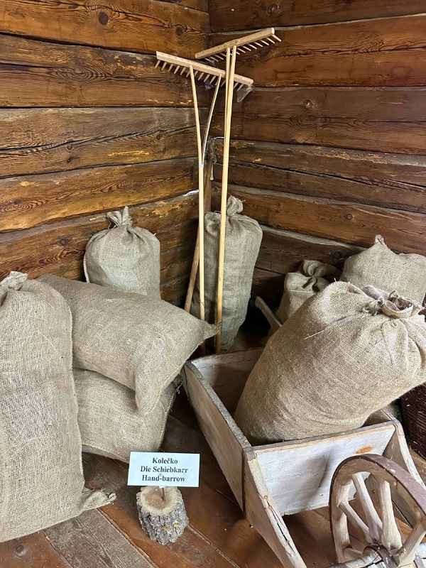 plátěné pytle naložené a uložené v rohu místnosti