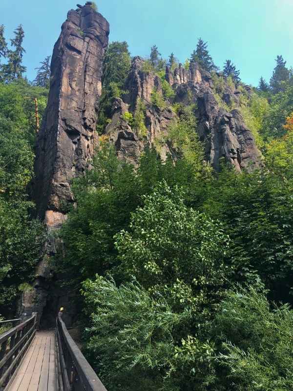 Kousek mostu se zelení a vysokými úzkými svatošskými skalami.