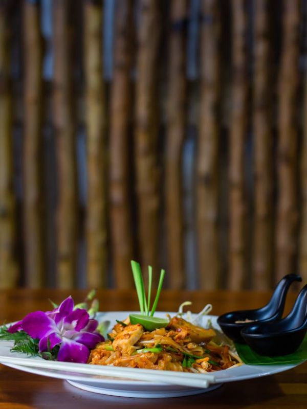 Asijská kuchyně s bambusem v pozadí.